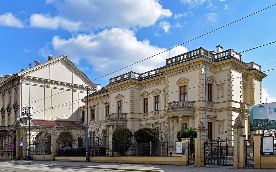 Pałac Hutten-Czapskich i brama muzeum w Krakowie